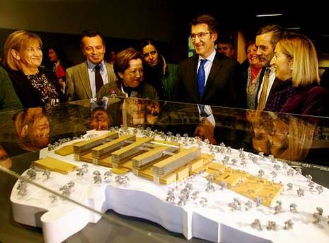 El gerente, segundo por la derecha, con Mosquera y Feijoo en el 2010 presentando el hospital.