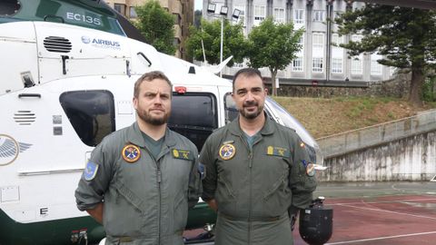 Ignacio Sanl�s y Roberto de Jes�s, piloto y mec�nico del helic�ptero de la Guardia Civil. 