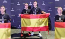 Nolo Romero y Gonzalo And�jar posan con la bandera de Espa�a en el mundial.