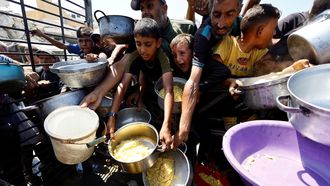 Una cola del hambre en Gaza
