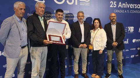 Fernández Janeiro, tercero por la izquierda, recibió distintos obsequios en el 25 aniversario de GSI
