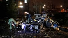 Operarios inspeccionan los restos del coche bomba