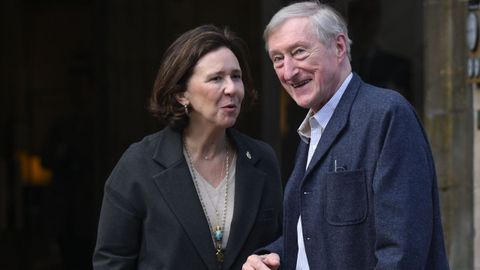 El novelista ingl�s Julian Barnes (d) llega a Oviedo este lunes para recibir el Premio Princesa de Asturias 2026 de las Letras