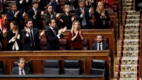 La bancada popular aplaude la postura de Casado tras la intervencin de la portavoz de EH Bildu, Mertxe Aizpurua