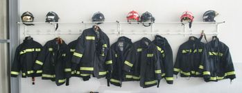 El parque de O Saln�s cuenta con 36 bomberos, pero ser�a m�s eficaz si sus efectivos se pudiesen coordinar con los de otras zonas. 