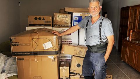 Antonio Rodrguez, que perdi su casa con el volcn de La Palma, al recibir la mudanza para su nuevo piso, la semana pasada.