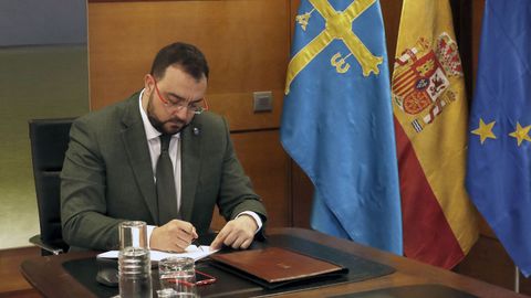 El presidente del Principado, Adri�n Barb�n, participa en la Conferencia de Presidentes telem�tica convocada con motivo del inicio del curso escolar