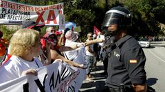Afectados por las preferentes se manifiestan a las puertas del castillo de Soutomaior