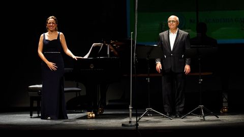 El tenor Joaqu�n Pix�n y la pianista Andrea Gonz�lez, en el Teatro Col�n.