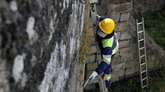 Tareas de limpieza de la vegetaci�n adosada al puente, en una imagen de archivo