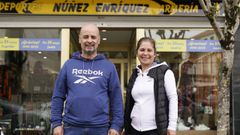 Juan Carlos y Maite, frente a la tienda en la que cumplen 25 a�os