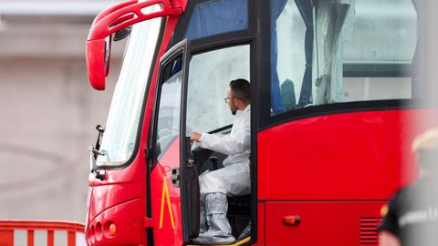 Los buses esperan el desembarco para trasladar a los pasajeros del crucero MV Hondius.