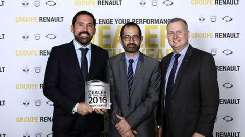 Daniel Orejas, a la izquierda, con el premio que recibió de Renault en nombre de Leomotor