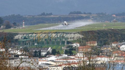 Un avi�n aterriza en el aeropuerto de Alvedro. Un estudio  ha demostrado que los vuelos emiten m�s CO2 que las granjas