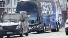 El autob�s del Deportivo, escoltado por la polic�a, a su llegada a Abanca Riazor.