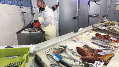 Una amplia variedad de pescados y mariscos frescos ofrecía este miércoles Peixería Grallal, en Covas (Viveiro)