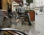 Alfredo Bra�as parece conversar con los viandantes en Carballo.