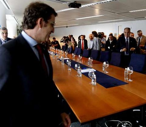 Feijoo, en primer t�rmino, al inicio de la reuni�n ayer en Vigo con representantes del naval.