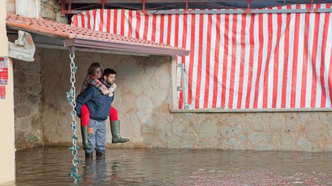 Alicia Cardama, vecina del lugar de Lamas-Extramundi, en Padrón, ha sufrido la segunda inundación en su casa en menos de una semana.
