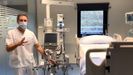 El intensivista Ignacio Chico en la uci del Cunqueiro, junto con el oxigenador que hace las funciones de pulm�n
