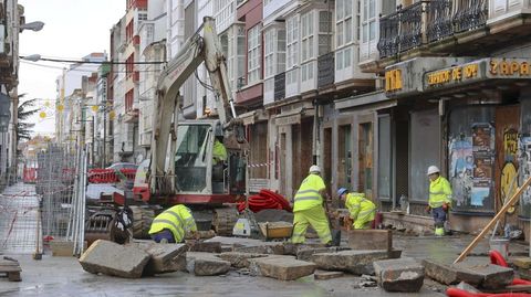 Trabajos en la calle de la Iglesia esta semana, que obligaron a cerrar de nuevo la manzana paralela al Jofre.