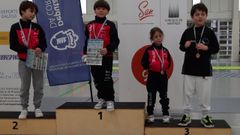 O tirador da base do AVE Julio Alonso (dereita da imaxe), no podio da categor�a M9 do torneo en Pontepedri�a