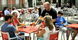 Los establecimientos ferrolanos ganan espacio en verano gracias a las terrazas. 