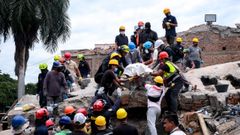 Rescatistas sacan un cuerpo de un edificio derruido en el Valle del Cauca, en Colombia, tras el se�smo. 