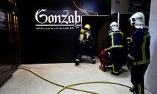 Los bomberos tuvieron que utilizar agua para rebajar las altas temperaturas.