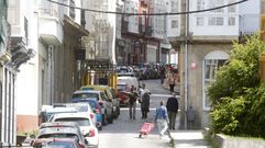La actual hilera de coches aparcados en el arc�n desaparecer� tras la reurbanizaci�n.