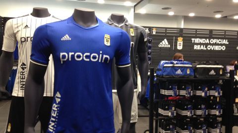 Christian Fernndez acudi a la inauguracin de la nueva Tienda Oficial del Real Oviedo