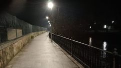 Nuevas luces en el paseo fluvial en la parte que discurre paralela a la finca del asilo
