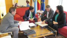El regidor Manuel Cu��a, junto a la concejala Pili Pe�n, se reunieron con Rey Varela y Perfecto Rodr�guez.