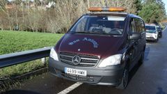 Un furg�n del servicio judicial de San Antonio permaneci� a la espera de que se decretara la orden de levantamiento del c�daver.