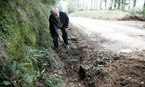 Luis Muoz muestra la tubera por la que se ha desviado el agua procedente del manantial. 