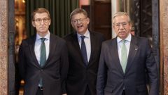 El l�der del PP, Alberto N��ez Feijoo, junto al presidente de la Generalitat valenciana, Ximo Puig, y el presidente de la Fundaci�n Profesor Manuel Broseta, Vicente Garrido.