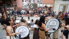 Msica callejera. Durante el da, las bandas marcan el ritmo en Ortigueira, con pequeos conciertos y pasacalles. El Festival na Ra anim la localidad desde el jueves y este domingo culminar con el Desfile das Nacins Celtas, el ms seguido por el pblico local.