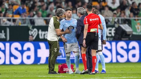 Jutgl�, ya en pie tras ser atentido por el m�dico del Celta, el doctor Cota, en La Cartuja.