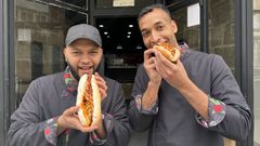 Rapha y Hemdan disfrutan de unos perritos calientes de su negocio, Hot Dog Factory