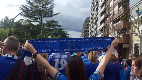 Aficionados del Oviedo, en el centro de Le�n