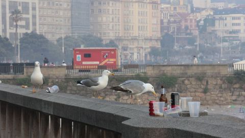 Las playas de Riazor y Orz�n amanecen llenas de basura tras la noche de San Xo�n