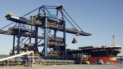 Descarga de carb�n en el puerto exterior