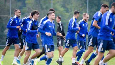 Los jugadores del Oviedo, con Ziganda al fondo