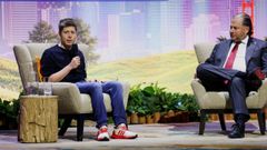 El CEO de Open AI, Sam Altman (izquierda), durante una entrevista.