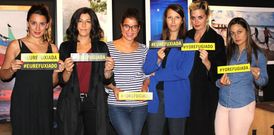 Seis de las nueve impulsoras del proyecto solidario que se celebra hoy posan con el eslogan creado para la ocasi�n. 