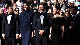 Javier Bardem y Victoria Luengo (derecha) a su llegada al pase de �El ser querido�