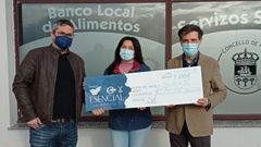 El delegado de Gestagua en Galicia, Jos� Rey, y el jefe de servicio en Foz, Ram�n Hernando, entregan el dinero a la concejala de Servizos Sociais de Foz, Ana Rojo