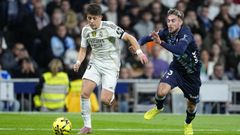 Gler y Mingueza pugnan por el esfrico.