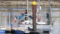Imagen del velero francés amarrado a un pantalán del puerto deportivo de Camariñas.