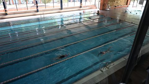 Piscina en las instalaciones deportivas de la universidad.